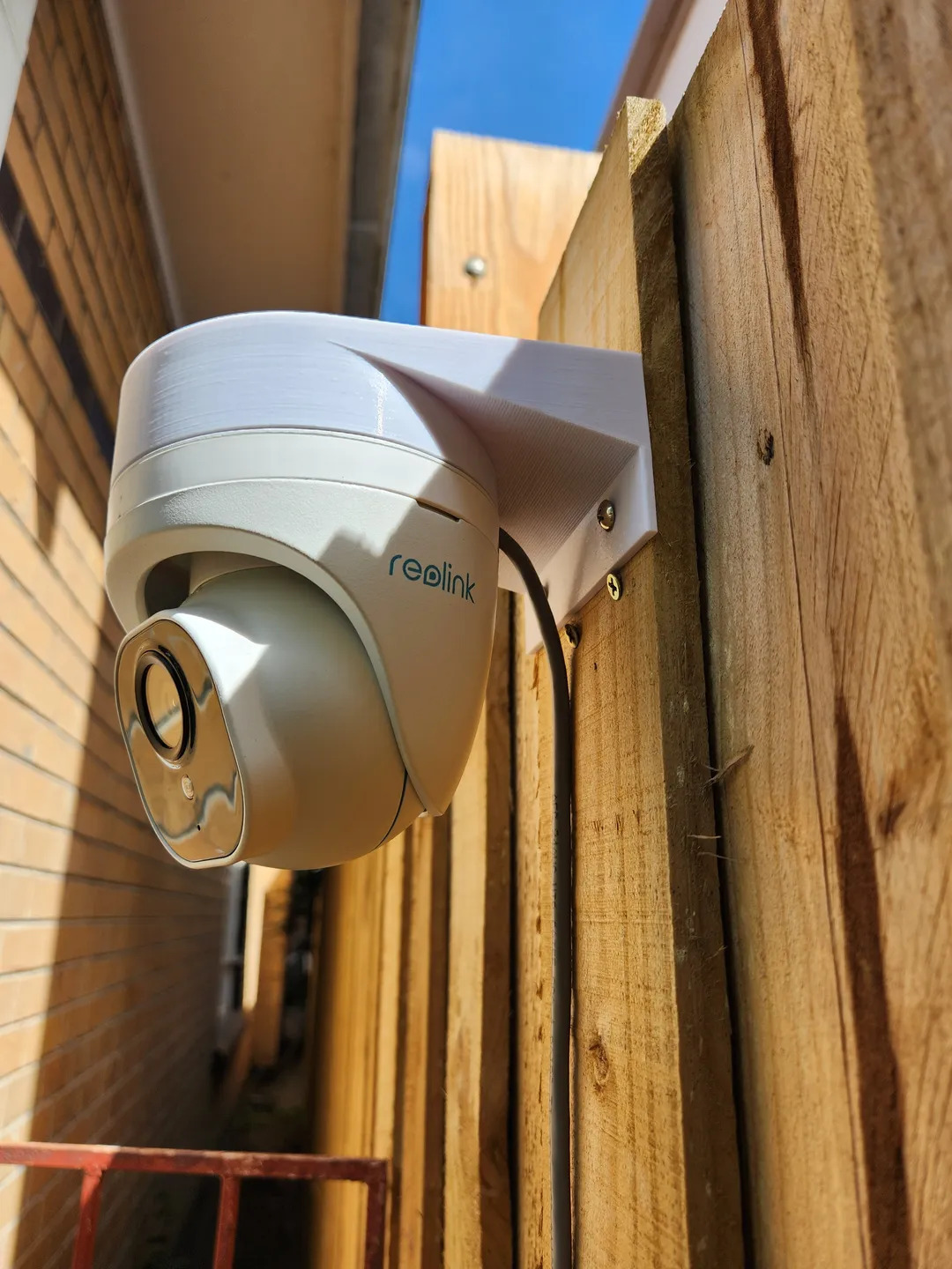 Reolink RLC-520a / RLC-820 Security Camera Wall Mount with Plug Housing Cable Organization