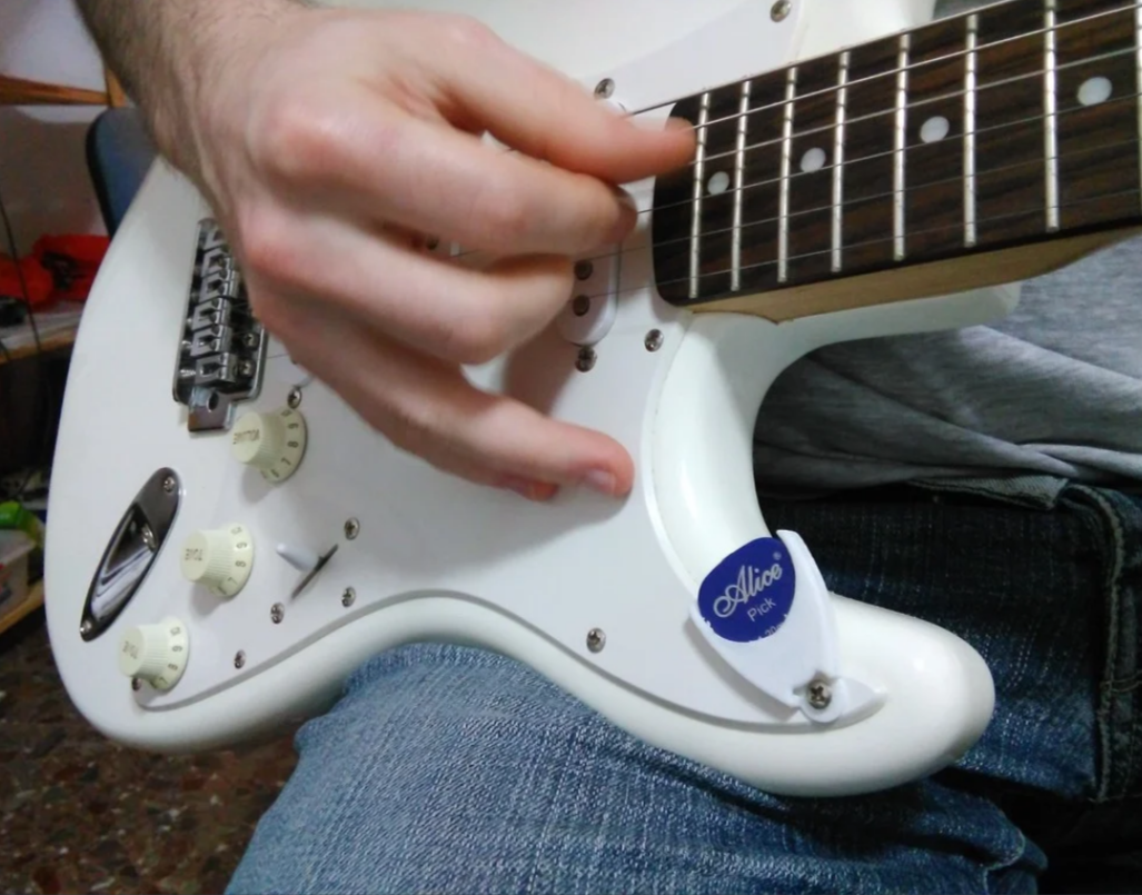 "Guitar(⚪)player's pick holder" - Duplicate