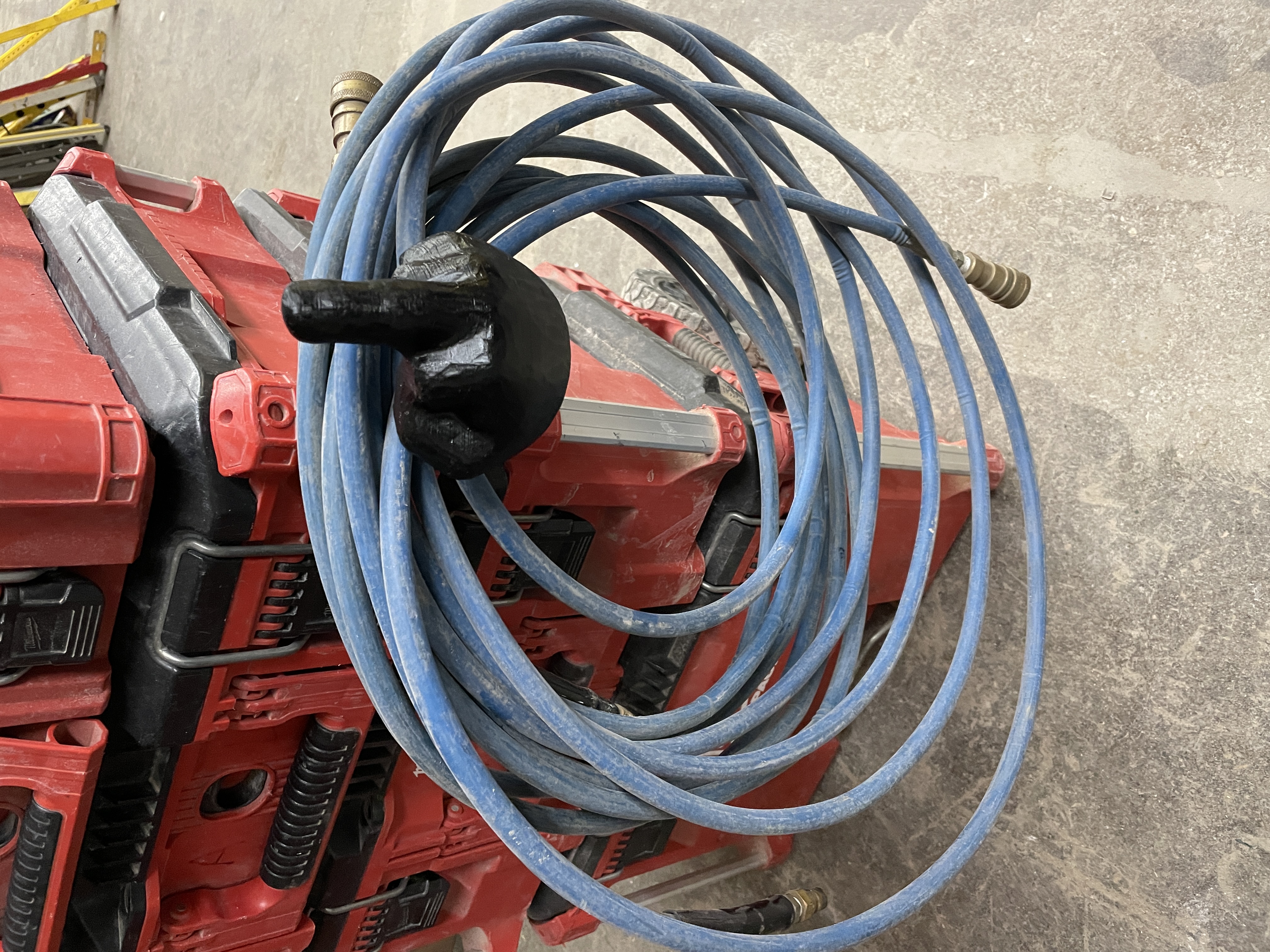 MILWAUKEE PACKOUT MIDDLE FINGER CABLE HANGER XL